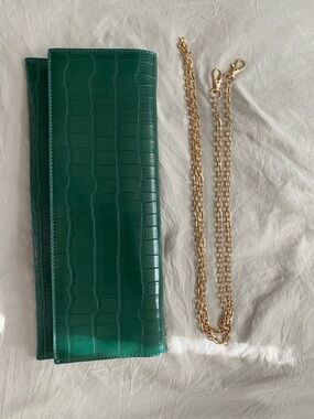 Dark green clutch with good chain that detaches.